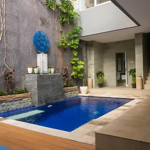 https://villa-lestari-legian.ubudhotelsnow.com